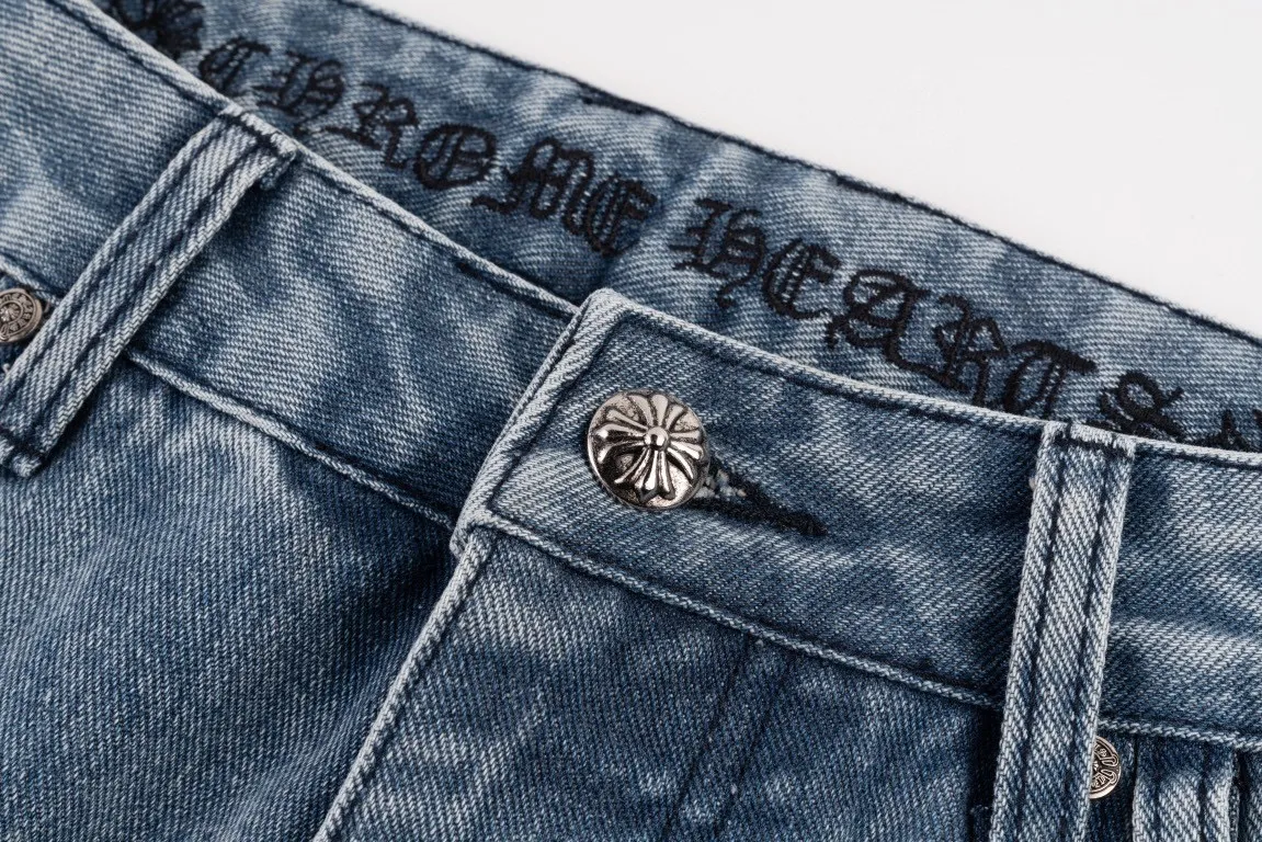 P250 Chrome Hearts Chrome Hearts city-limited flame black, red and white leather jeans need to be washed after the finished product is disassembled and hand-made with sheepskin cross leather and then spliced ​​together to complete. The whole piece has too many craftsmanship to explain. The cabinet price is 16W+, the patchwork is decorated with cross flowers, and the high-waisted washed jeans! ! Absolutely high-end luxury products, 8W+ level god-level single products, super popular products, made with top heavy industry, a magic weapon that cannot be missed. About Kroxin This is an extremely luxurious fashion brand, which can also be called the aristocrats of the high street. It has always been an exclusive brand for some hipsters or the rich second generation. Compared with ordinary high streets, it is more luxurious and noble. Compared with luxury brands, it has a more fashionable personality and has always been a brand that I have a special liking for. Style number: 1849 Color: blue Size: 28 30 32 34 36 28 Waist 86 Hips 100 Length 102 30 Waist 90 Hips 104 Length 104 32 Waist 94 Hips 108 Length 106 34 Waist 98 Hips 112 Length 110 36 Waist 102 Hips 116 Pants length 112